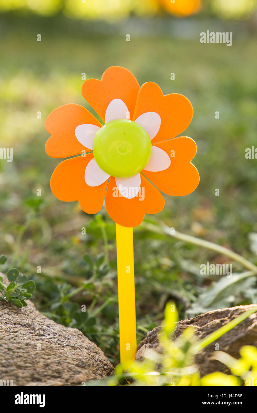 Una girandola di fiori in un giardino Foto Stock