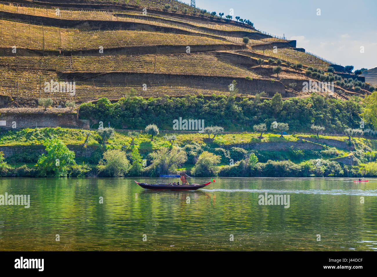 Fiume Douro Valley, un tradizionale rabelo boat che trasportano i turisti crociere fino al Rio Douro vicino al vino di Porto Città di Pinhao. Foto Stock