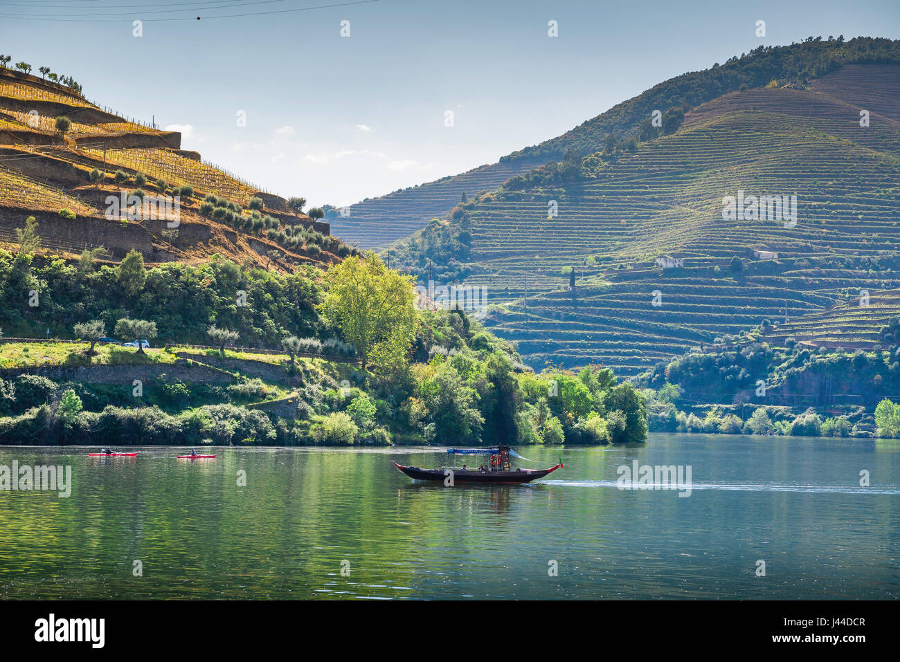 Fiume Douro Valley, un tradizionale rabelo boat che trasportano i turisti crociere fino al Rio Douro vicino al vino di Porto Città di Pinhao. Foto Stock