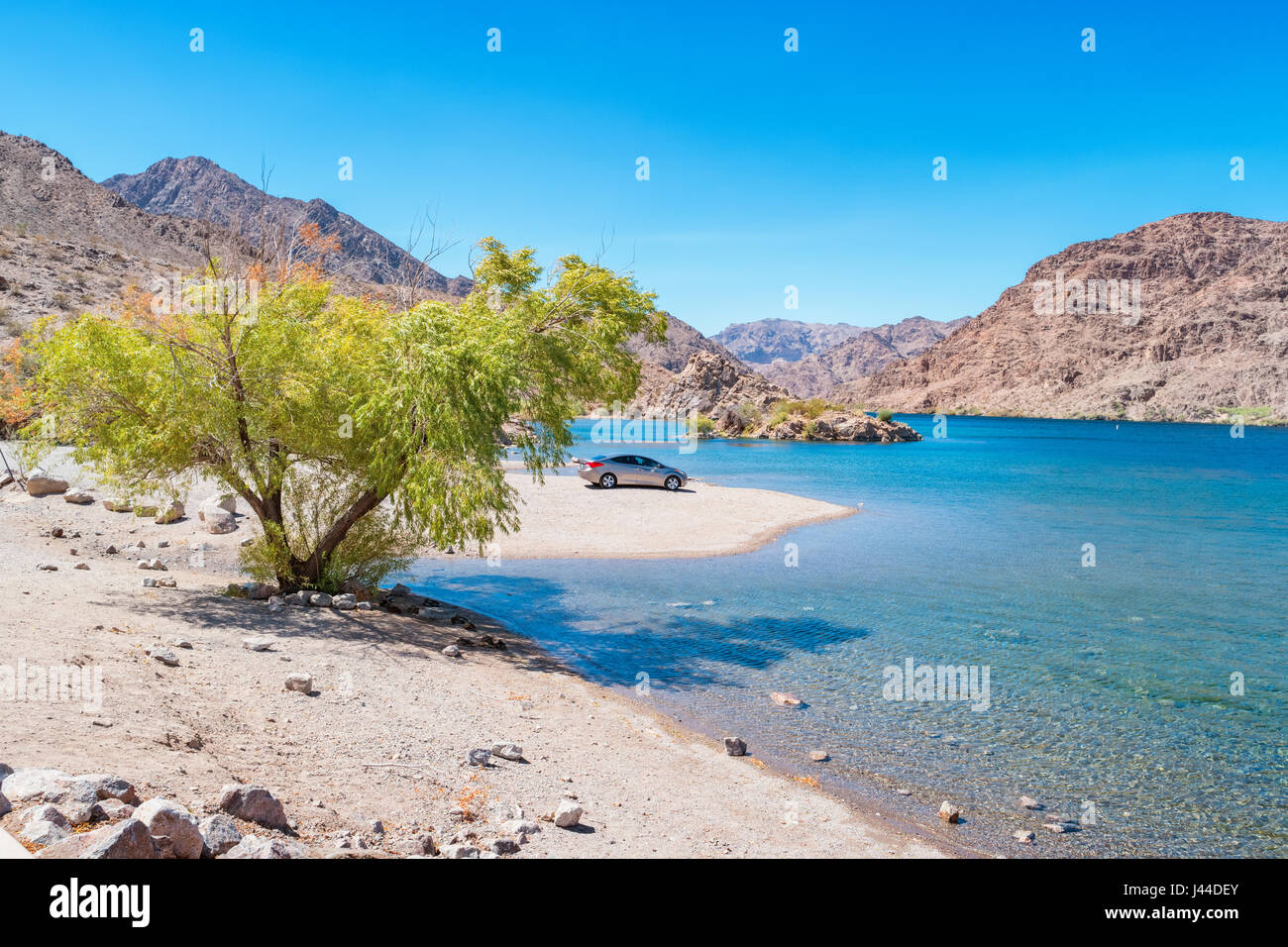 Auto (modificati al di là di riconoscimento) parcheggiato a Willow Beach, situato presso il Fiume Colorado al lago Mohave in Arizona, Stati Uniti. Foto Stock