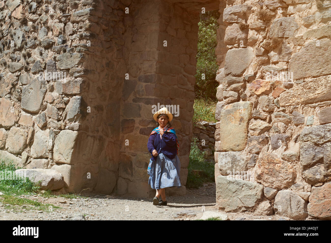 Cusco, Perù - Aprile 21, 2017: Tradizionale peruviano Donna che cammina sulla strada giornata soleggiata tempo Foto Stock