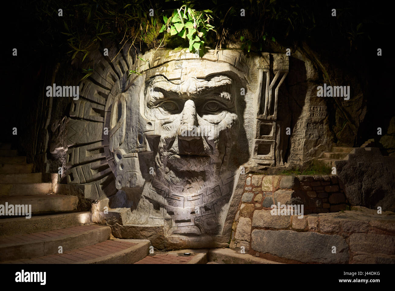 Agua Calientes, Perù - Gennaio 4, 2017: illuminato faccia inca statua in Agua Calientes città del Perù Foto Stock