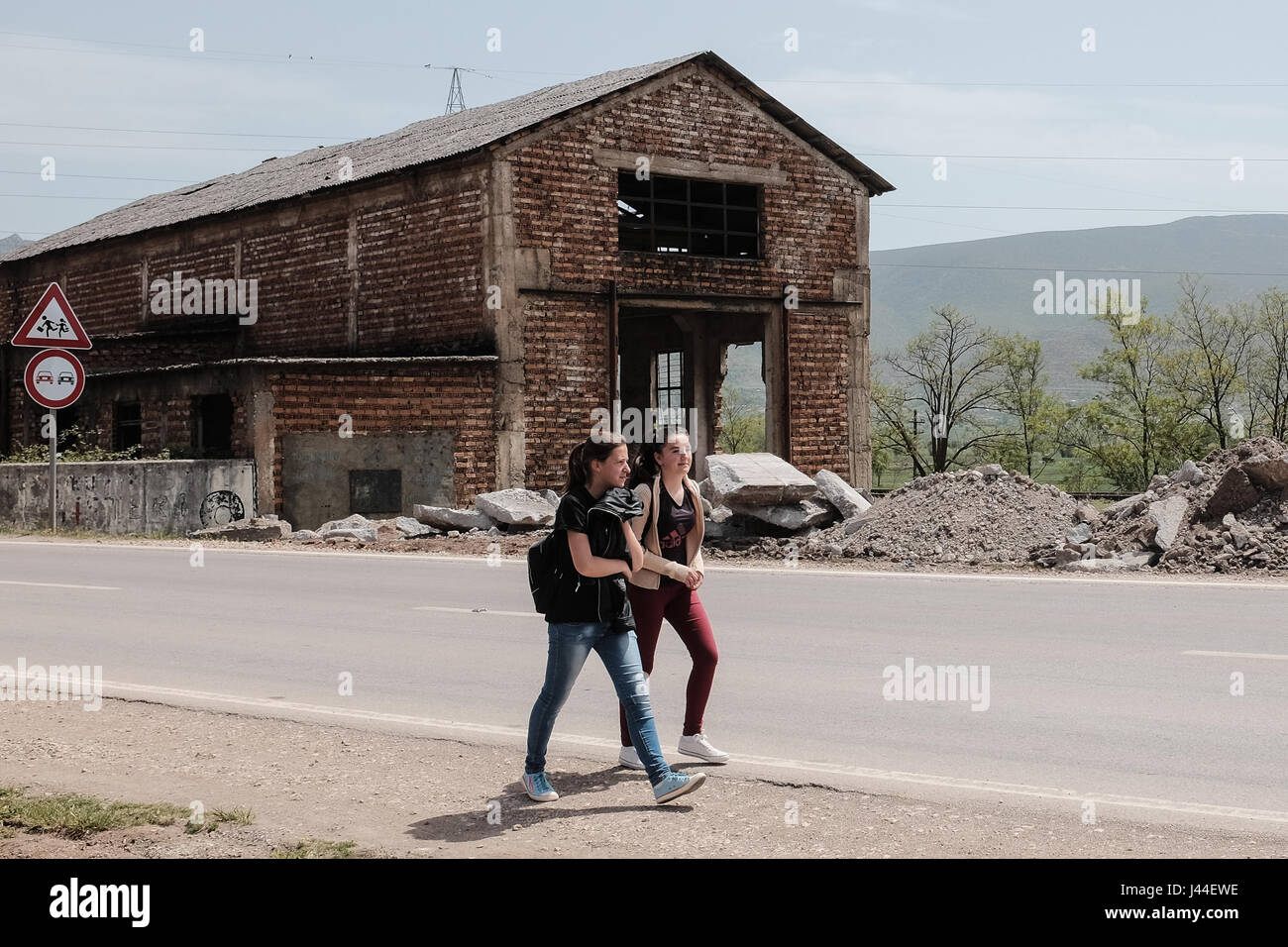 Strutture che una volta serviva un ferro-nickel impianto minerario laici in abbandono e degrado in Prrenjas, Elbasan County. L'Albania ha una popolazione di poco più di 3 milioni di euro, solo un terzo di tutti gli albanesi nel mondo a causa della migrazione negativo. Vicino a 60% della popolazione è di religione musulmana, vicino al 20% di disoccupati e il 15% al di sotto della soglia di povertà. La fase di transizione da un regime comunista che ha iniziato negli anni novanta si è dimostrato difficile a causa di un elevato tasso di disoccupazione, la diffusa corruzione, infrastrutture fatiscenti e potente criminalità organizzata reti. Il paese è ancora uno dei più poveri in Europa. Foto Stock