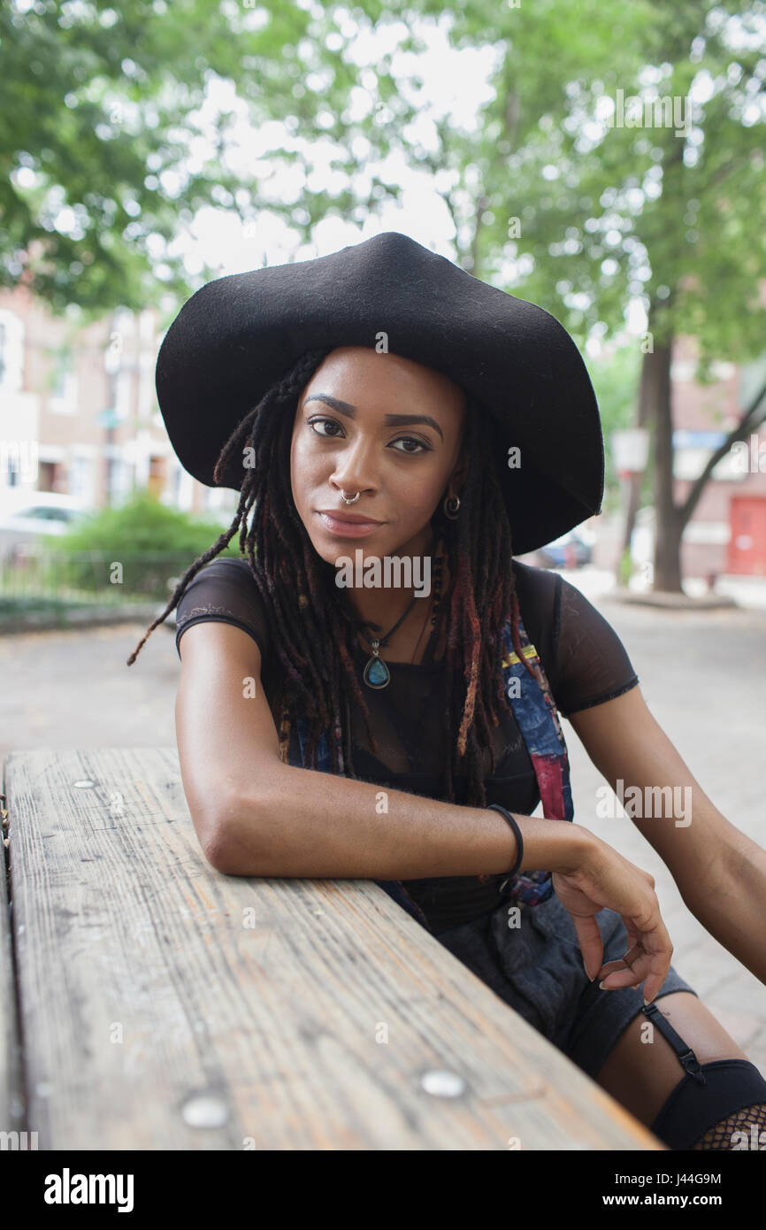 Una giovane donna che indossa un cappello nero. Foto Stock