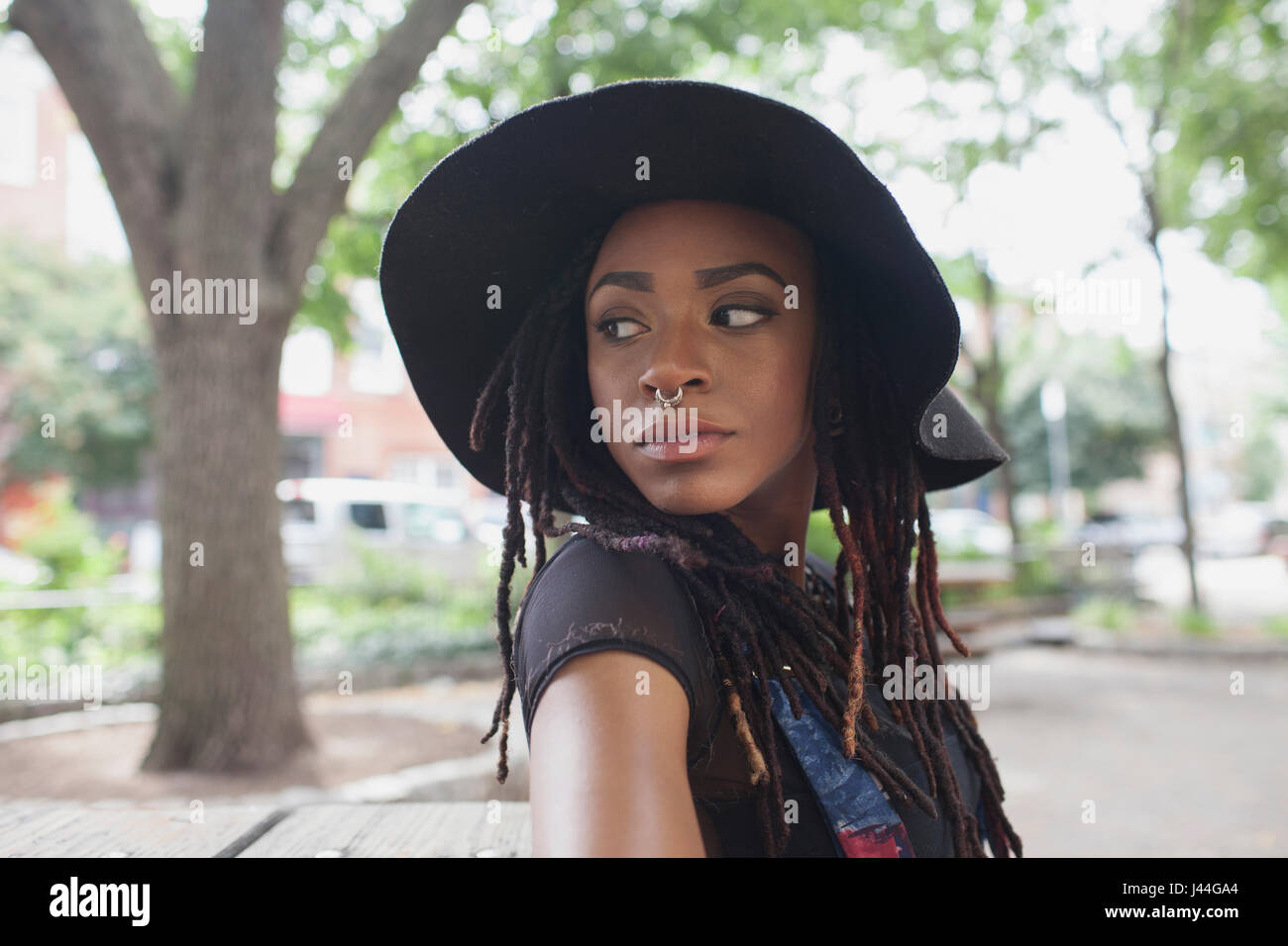 Una giovane donna che indossa un cappello nero. Foto Stock