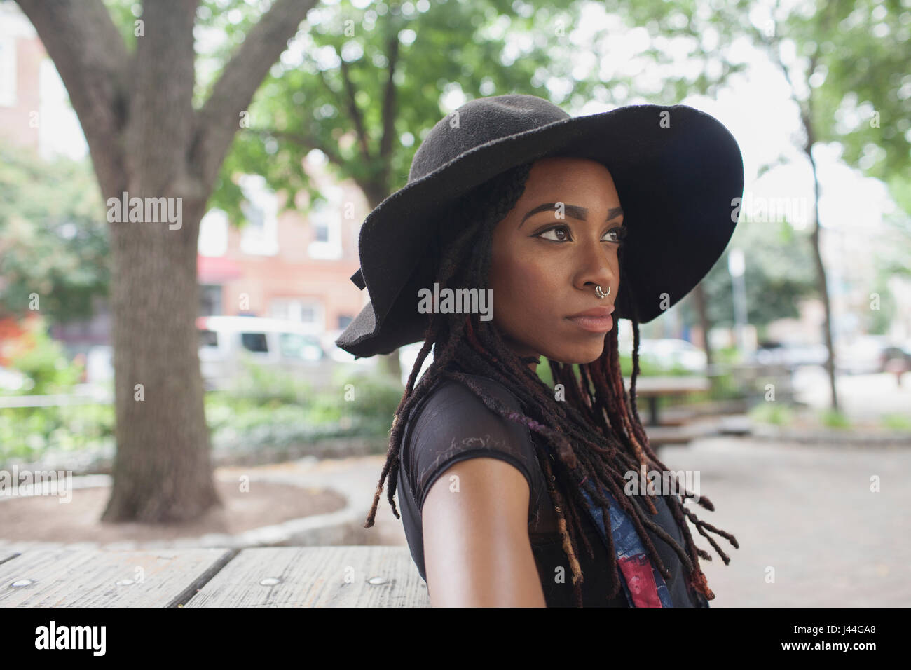 Una giovane donna che indossa un cappello nero. Foto Stock