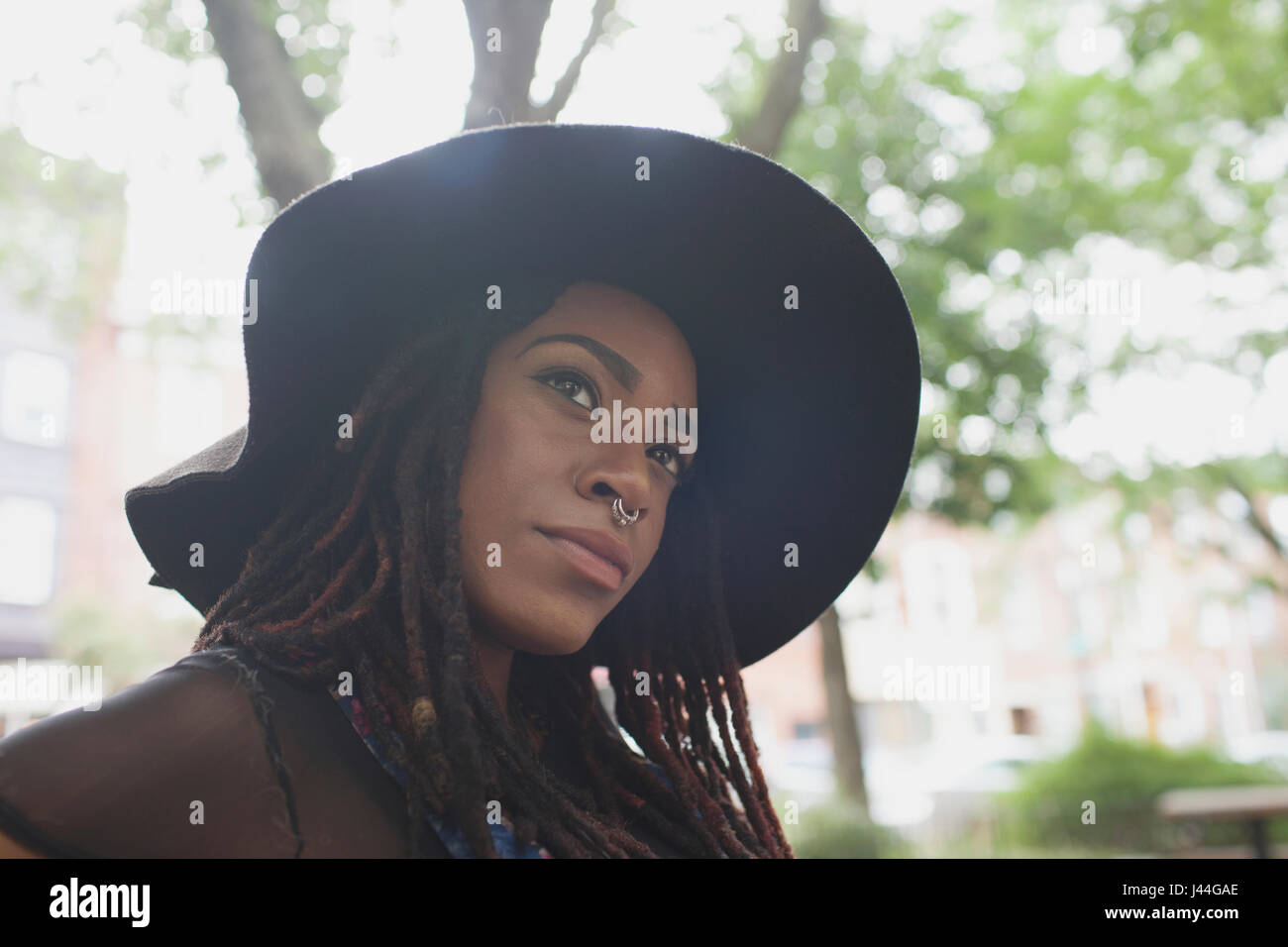 Una giovane donna che indossa un cappello nero. Foto Stock