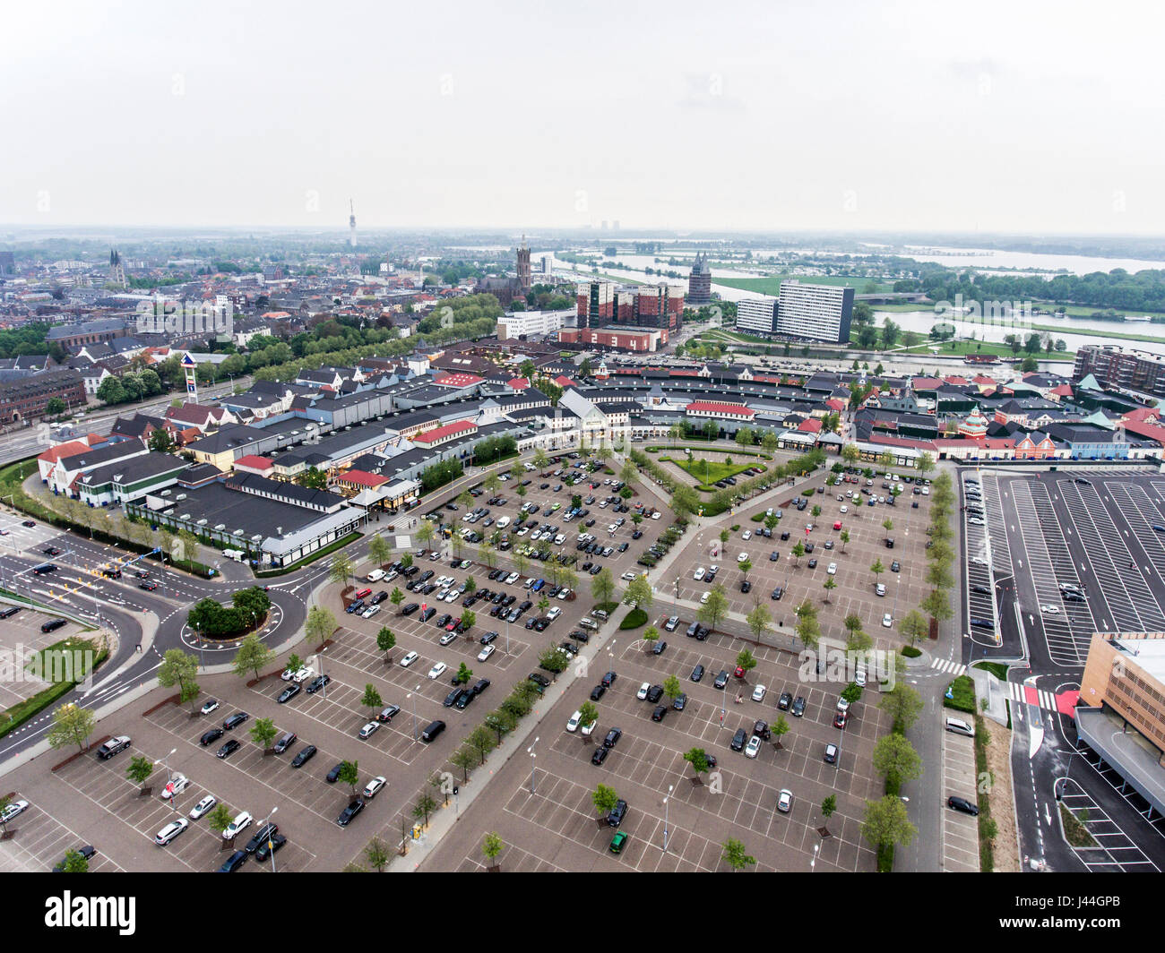 Roermond, Paesi Bassi, 07.05.2017. Antenna sky shot vista sull orizzonte del Mc Arthur Glen Designer Outlet Shopping area Foto Stock
