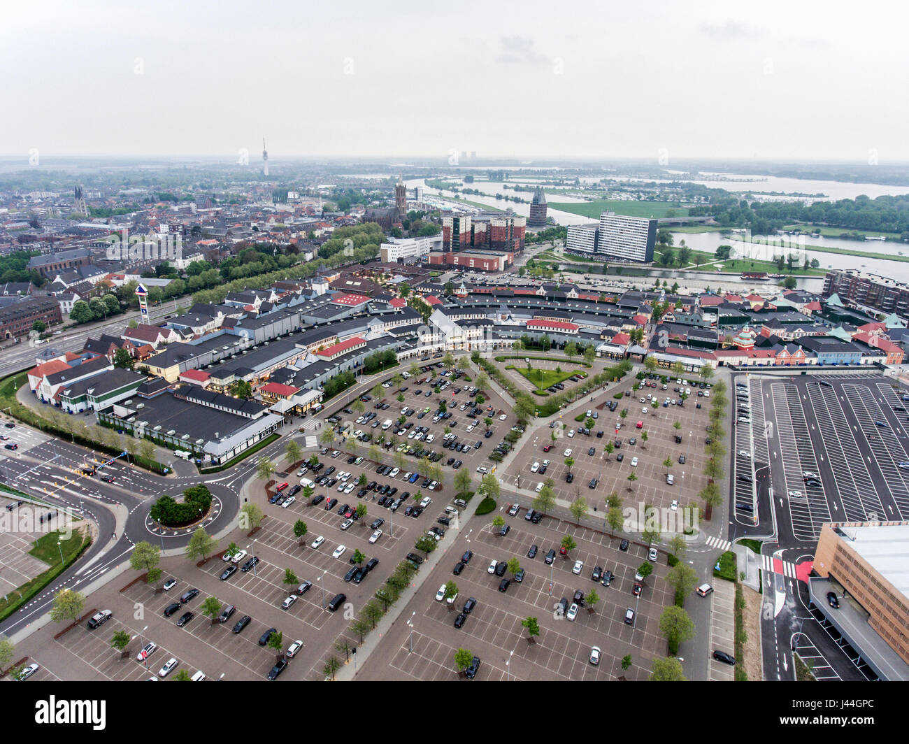 Roermond, Paesi Bassi, 07.05.2017. Antenna sky shot vista sull orizzonte del Mc Arthur Glen Designer Outlet Shopping area Foto Stock