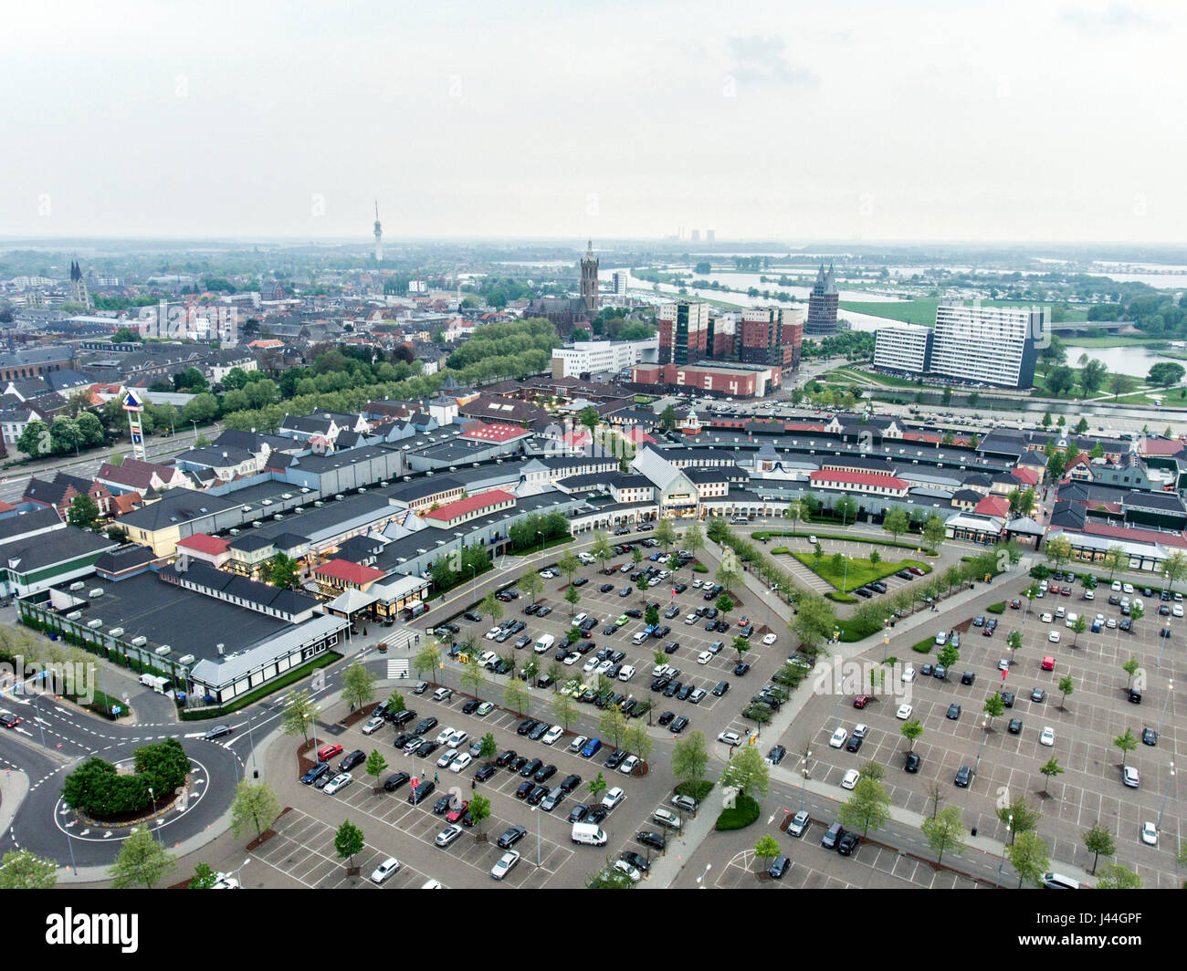 Roermond, Paesi Bassi, 07.05.2017. Antenna sky shot vista sull orizzonte del Mc Arthur Glen Designer Outlet Shopping area Foto Stock