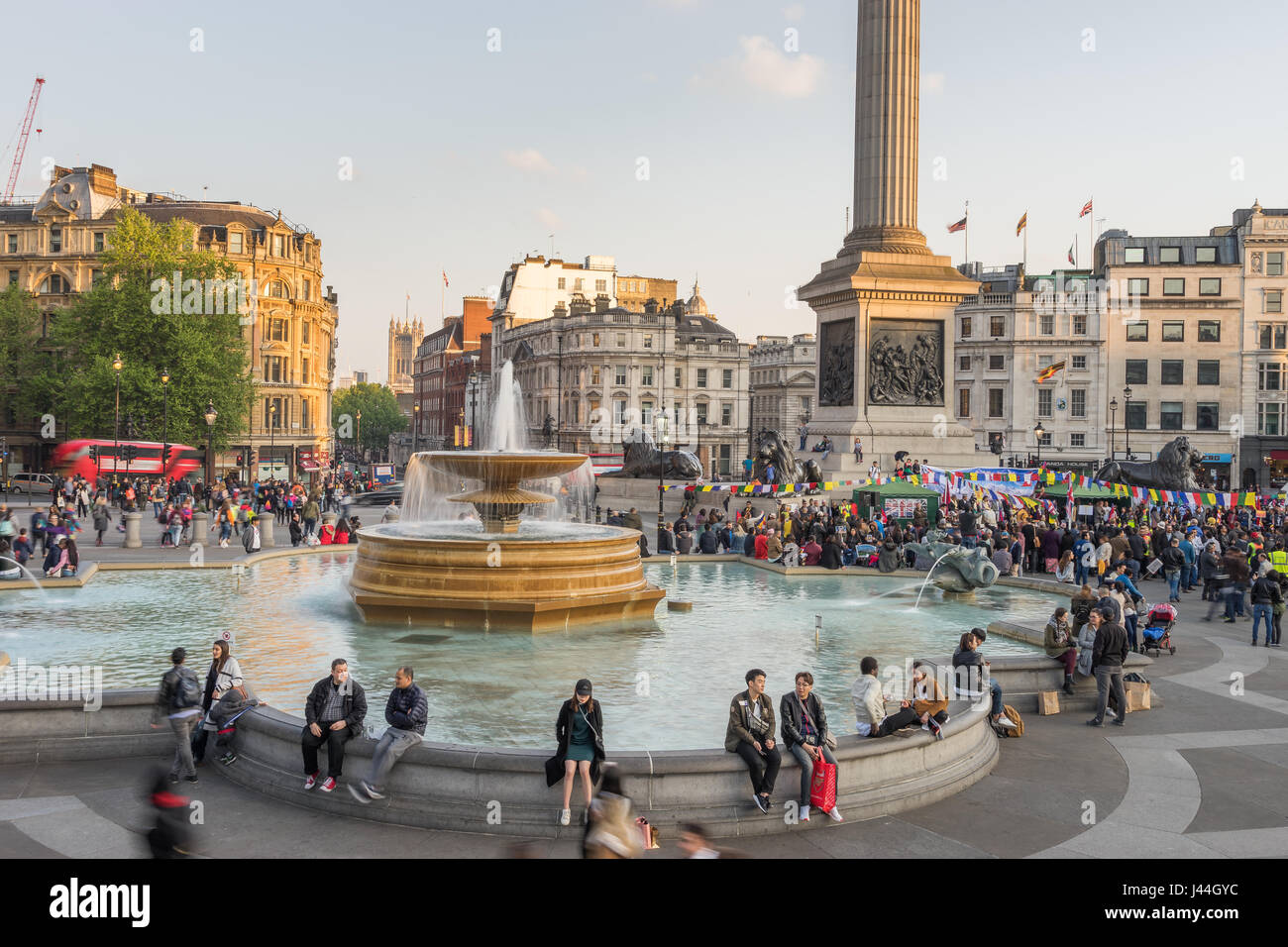 Vista esterna di Trafalgar Square di attrazione turistica di Londra, con vedute della fontana e la Colonna di Nelson durante la prima serata in primavera. Foto Stock