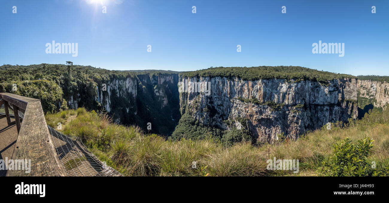 Vista panoramica di Itaimbezinho Canyon al Parco Nazionale Aparados da Serra - Cambara do Sul Rio Grande do Sul - Brasile Foto Stock