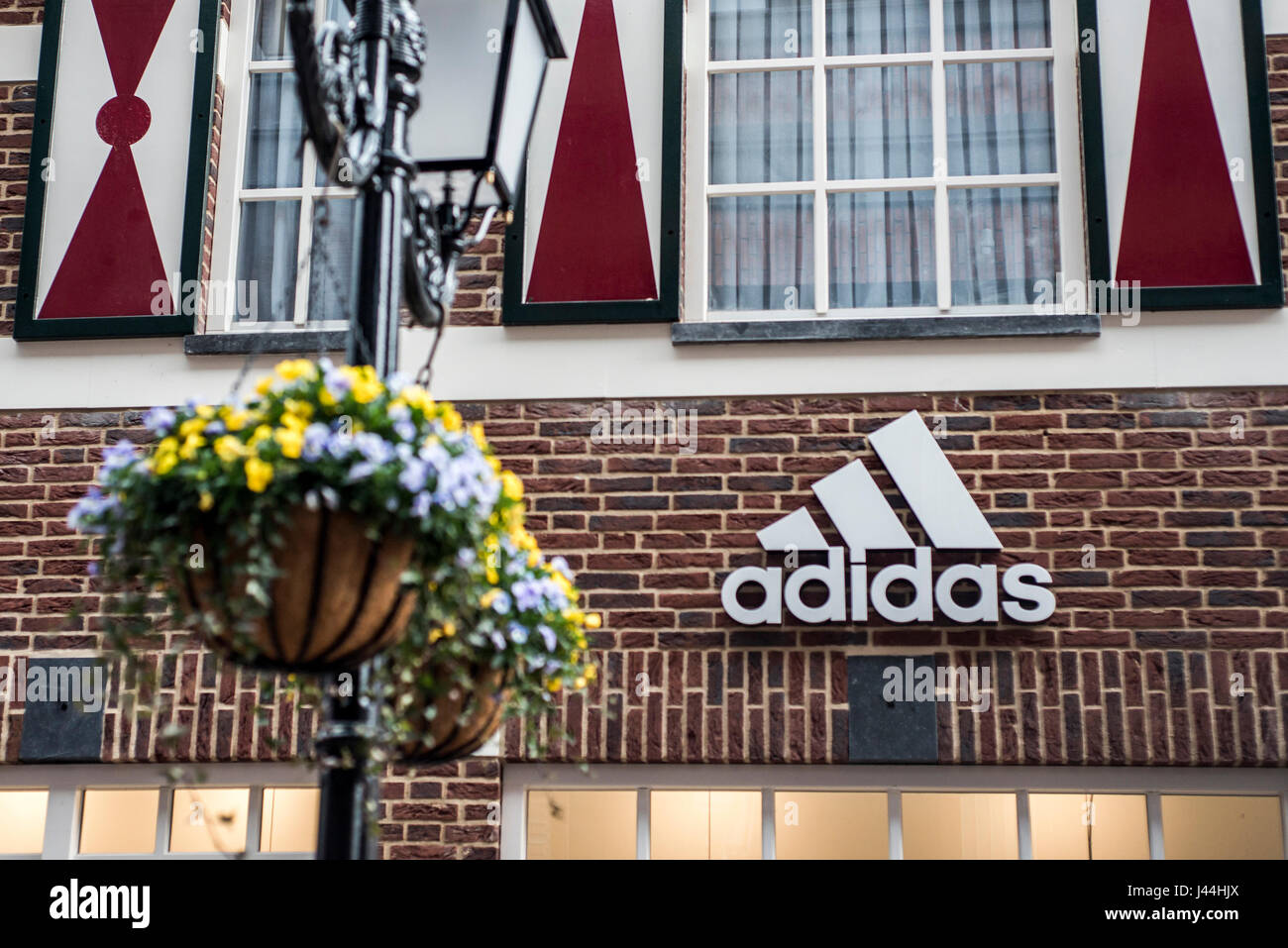 Roermond Paesi Bassi 07.05.2017 Il logo di adidas mattoni casa