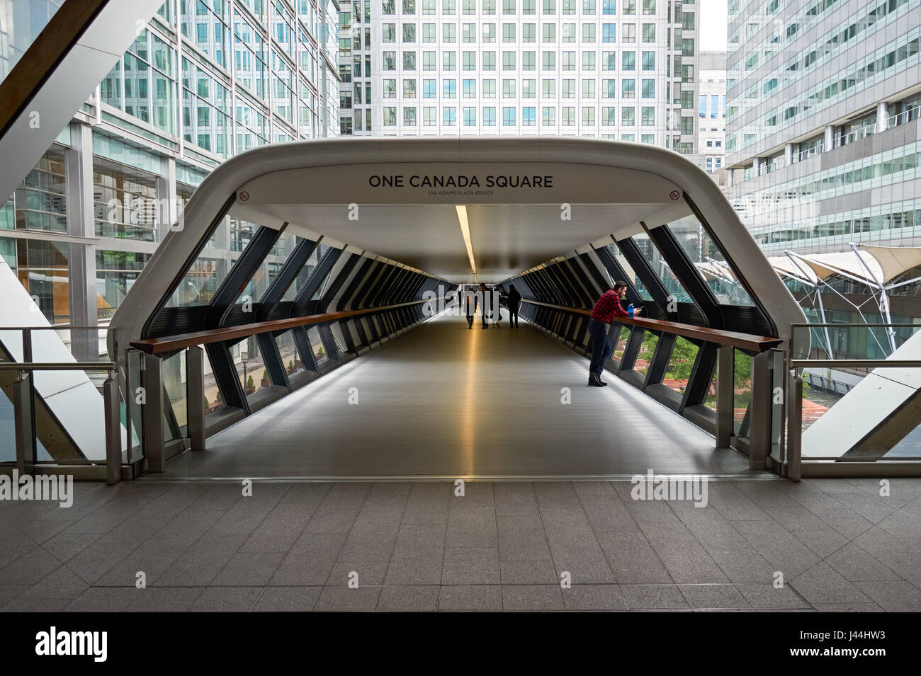 Adams Plaza Bridge tra One Canada Square e Crossrail Place a Canary Wharf, Londra Inghilterra Regno Unito Foto Stock