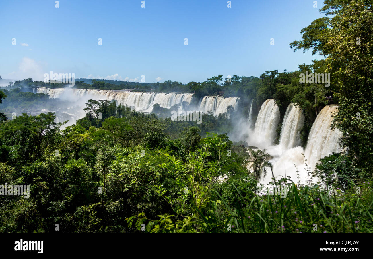 Cascate di Iguassù vista dal lato Argentino - Brasile e Argentina confine Foto Stock