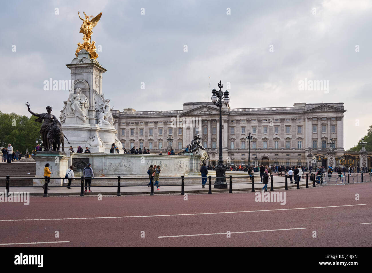 I turisti di fronte a Buckingham Palace di Londra England Regno Unito Regno Unito Foto Stock