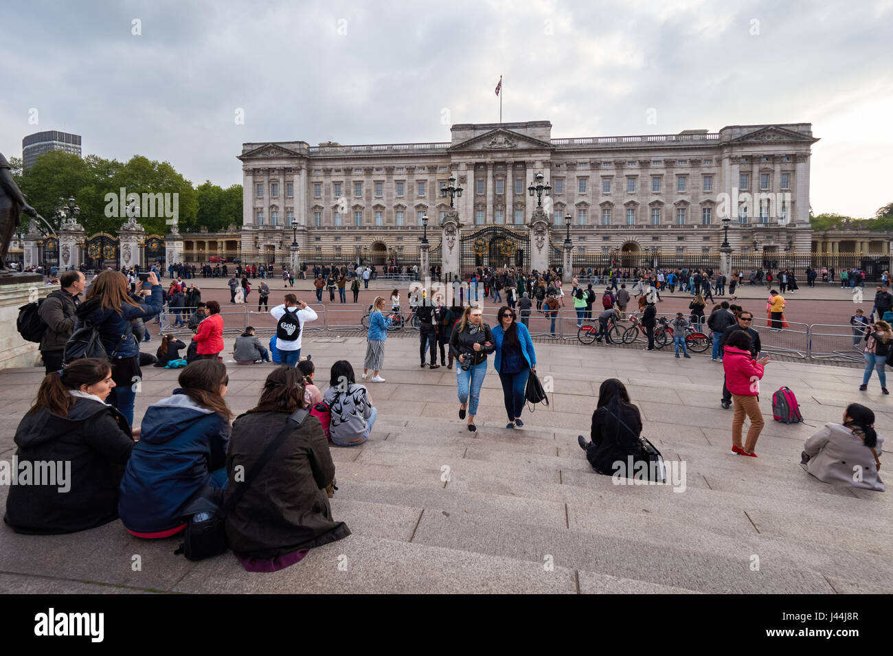 I turisti di fronte a Buckingham Palace di Londra England Regno Unito Regno Unito Foto Stock