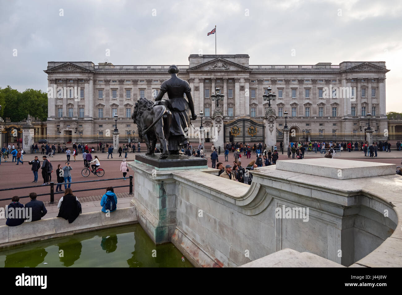 I turisti di fronte a Buckingham Palace di Londra England Regno Unito Regno Unito Foto Stock