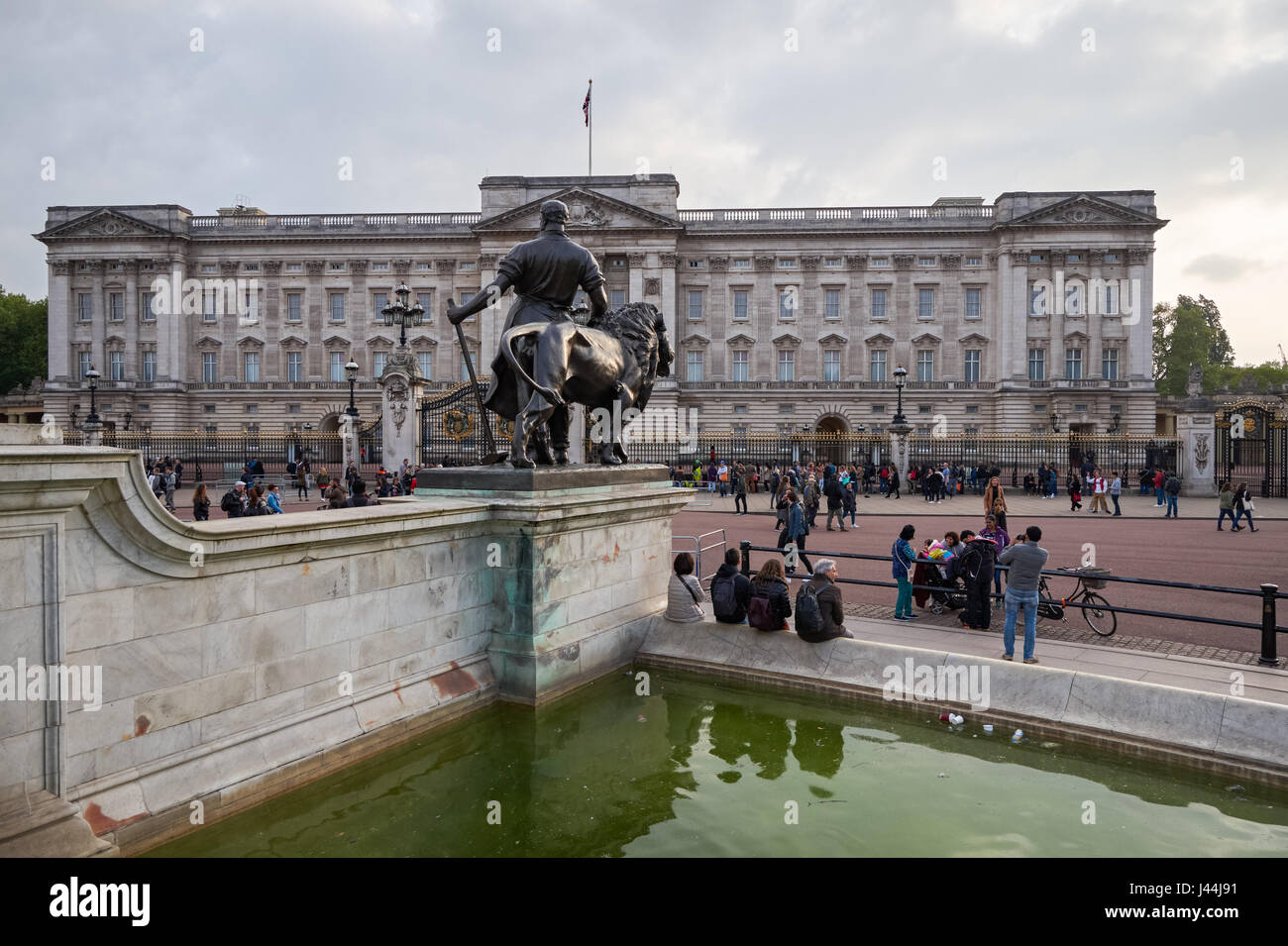 I turisti di fronte a Buckingham Palace di Londra England Regno Unito Regno Unito Foto Stock