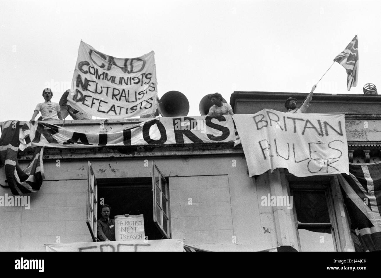 Pro Falkland war demo Londra Maggio 1983 persone appendere striscioni da edificio a Whitehall London CND comunisti Neutralists Defeatists, il patriottismo non tradimento, HOMER SYKES Foto Stock