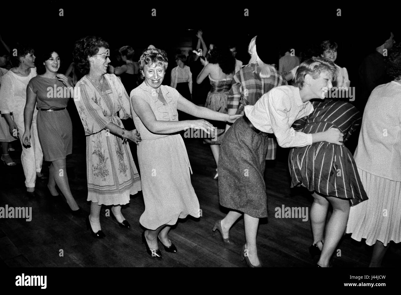 Conga Line balla solo tutte le ragazze giovani donne che ballano insieme Londra degli anni '1980 del Regno Unito. Sala da ballo, festa privata per il nubilato Inghilterra 1983. HOMER SYKES Foto Stock