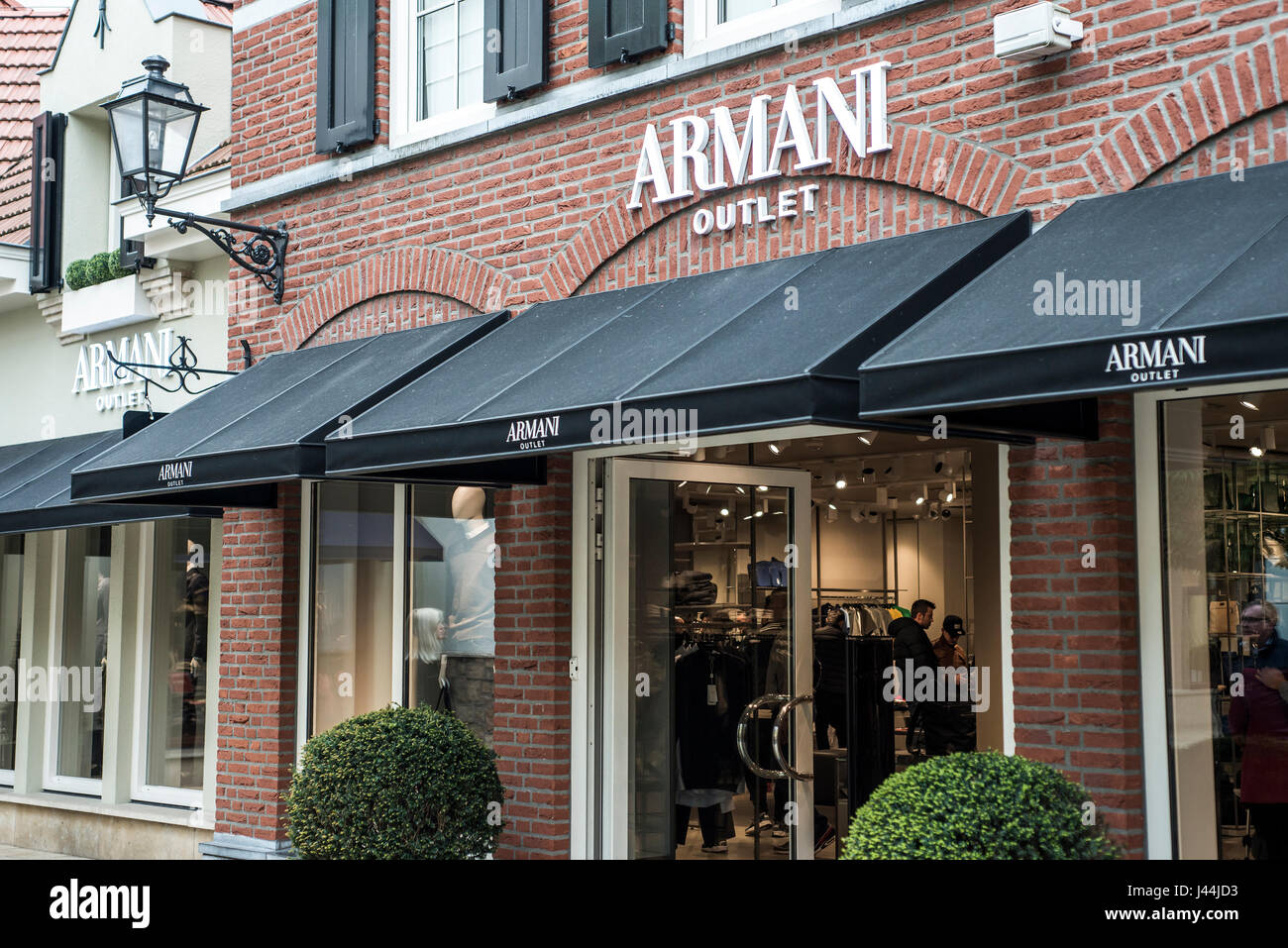 Roermond Paesi Bassi 07.05.2017 Il logo e il negozio di Armani
