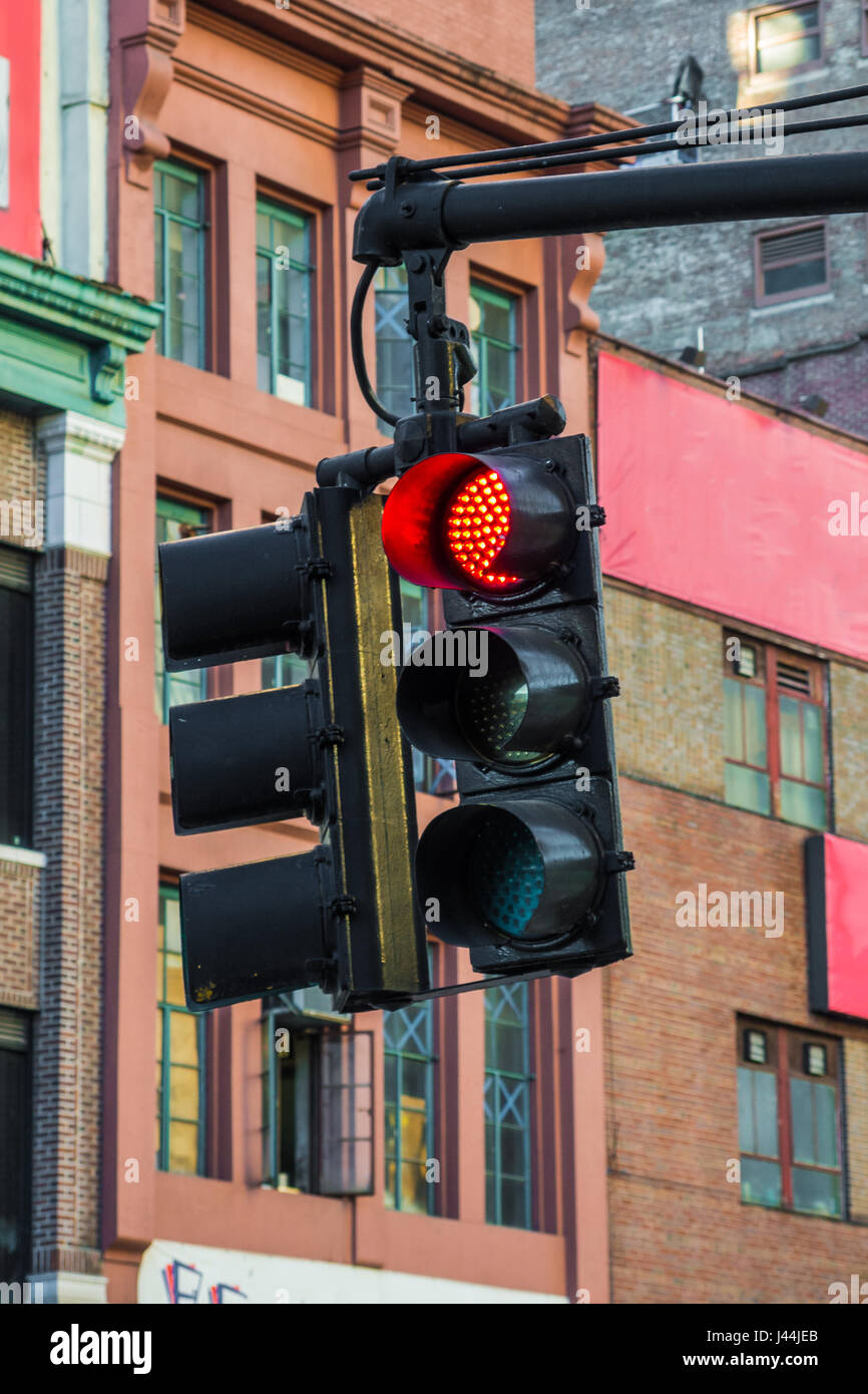 Semaforo rosso segnale appesi nelle strade di New York Foto Stock