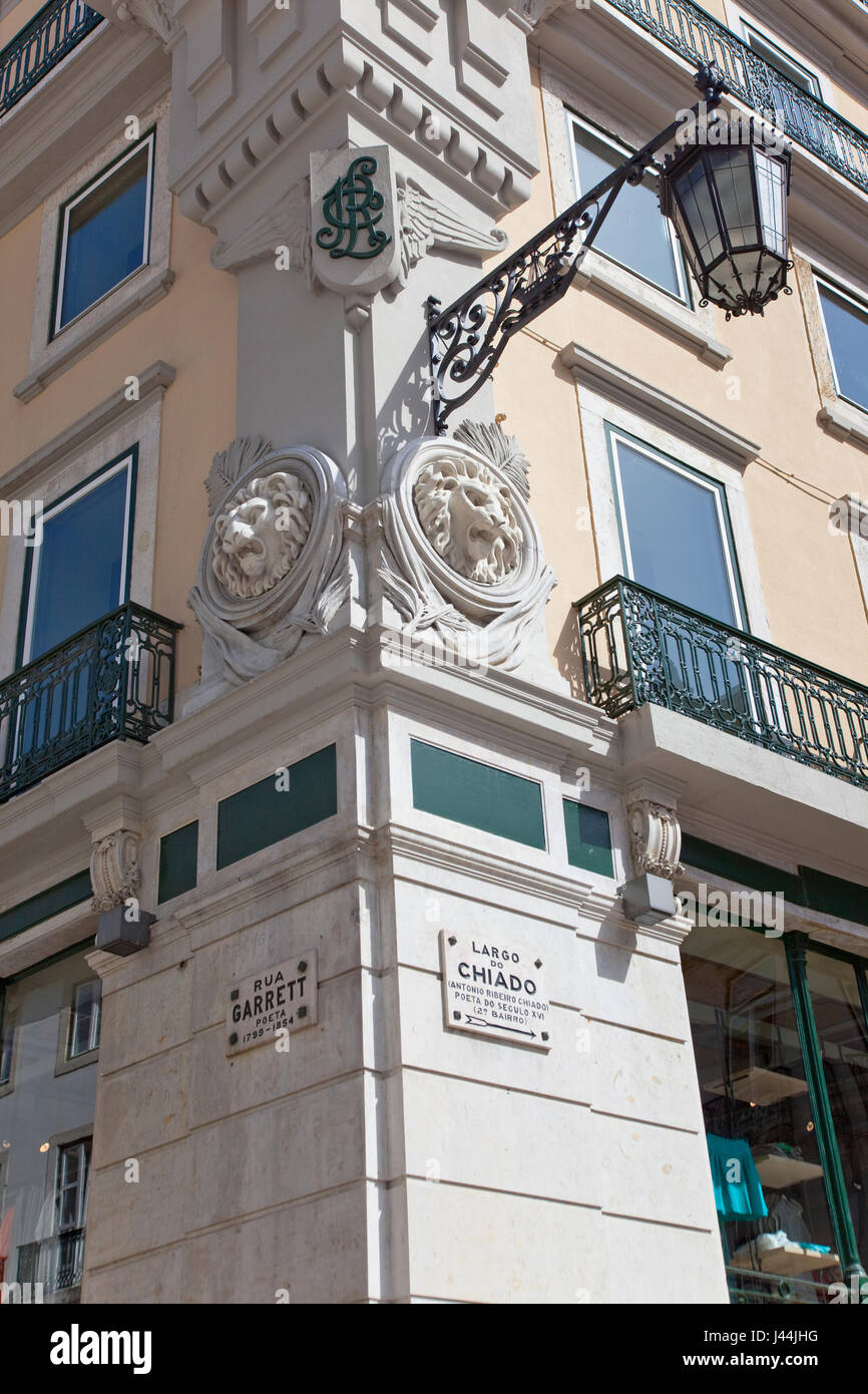 Il Portogallo, Estremadura, Lisbona, Chiado, ornato via lampada fissato all edificio ad angolo su Rua Garrett. Foto Stock