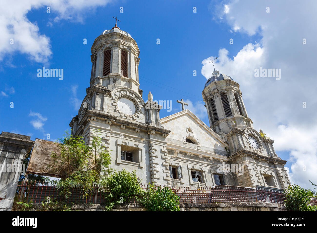 Trascurato Chiesa Cattedrale di St John il divino, un edificio storico in St John's, città capitale, a nord di Antigua e Barbuda, Antille Foto Stock