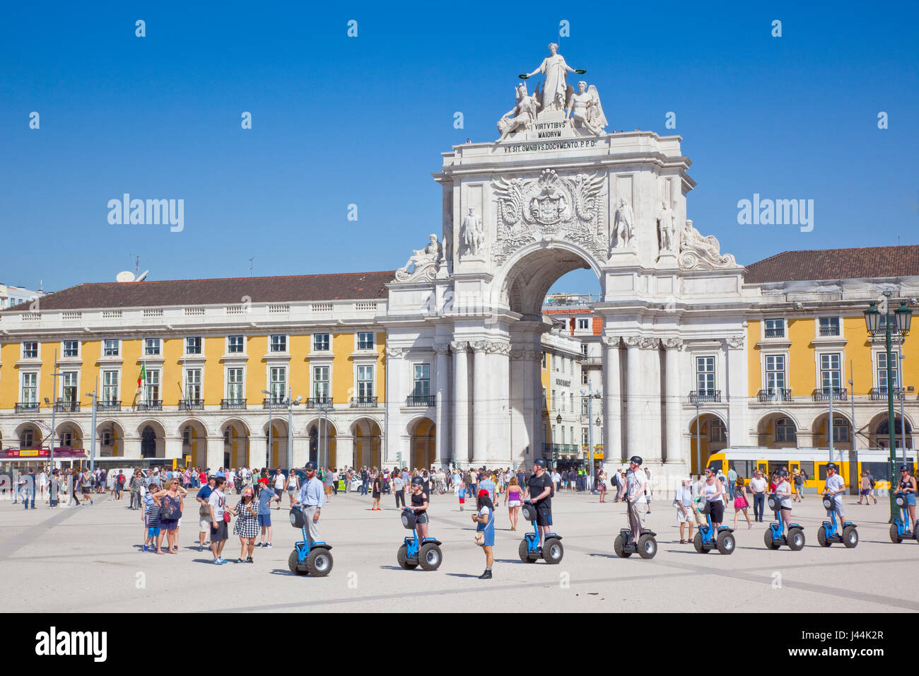 Il Portogallo, Estremadura, Lisbona, Baixa, Praca do Comercio, Segway tour guidato della piazza con la statua equestre del re Jose e Rua Augusta triumpha Foto Stock