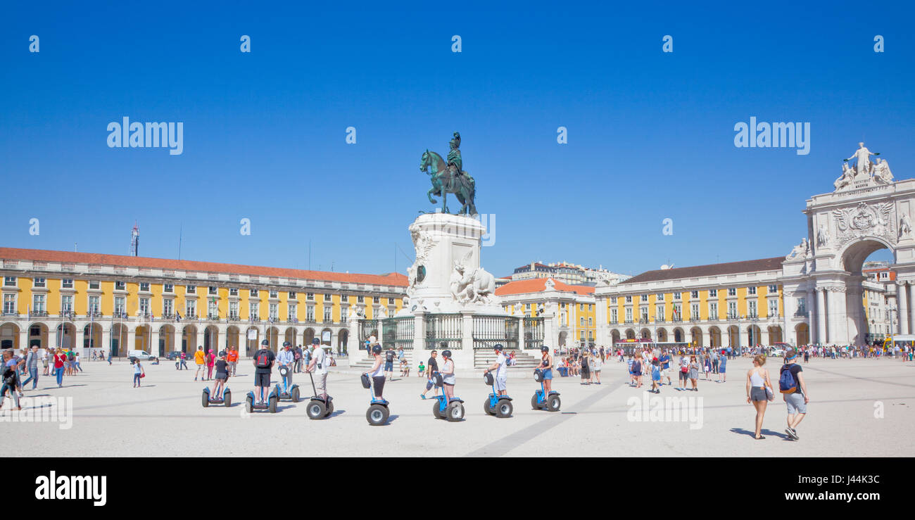Il Portogallo, Estremadura, Lisbona, Baixa, Praca do Comercio, Segway tour guidato della piazza con la statua equestre del re Jose e Rua Augusta triumpha Foto Stock