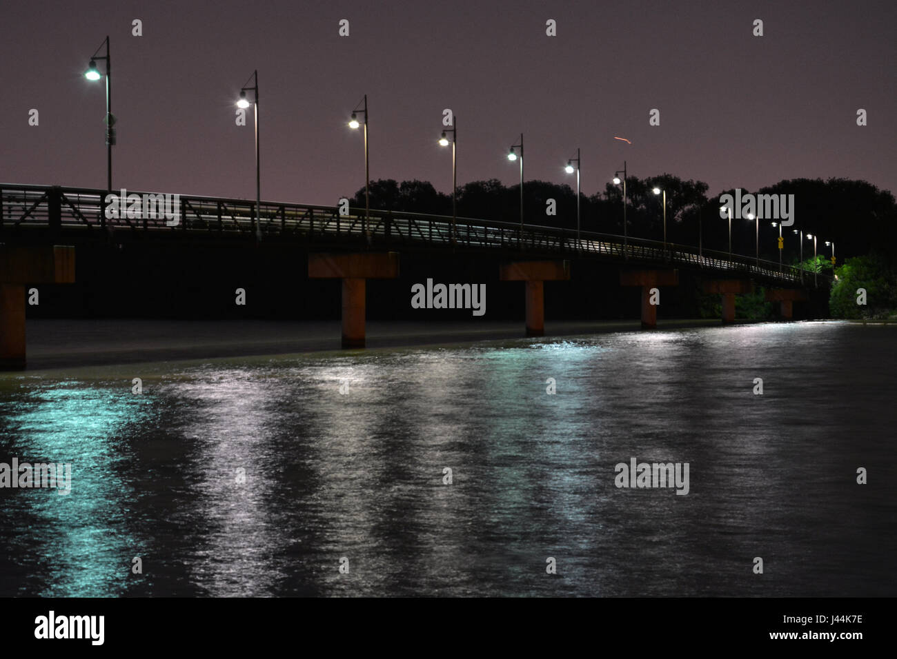 Si accende il Mockingbird passerella di notte all'estremità settentrionale del lago White Rock a Dallas, Texas Foto Stock