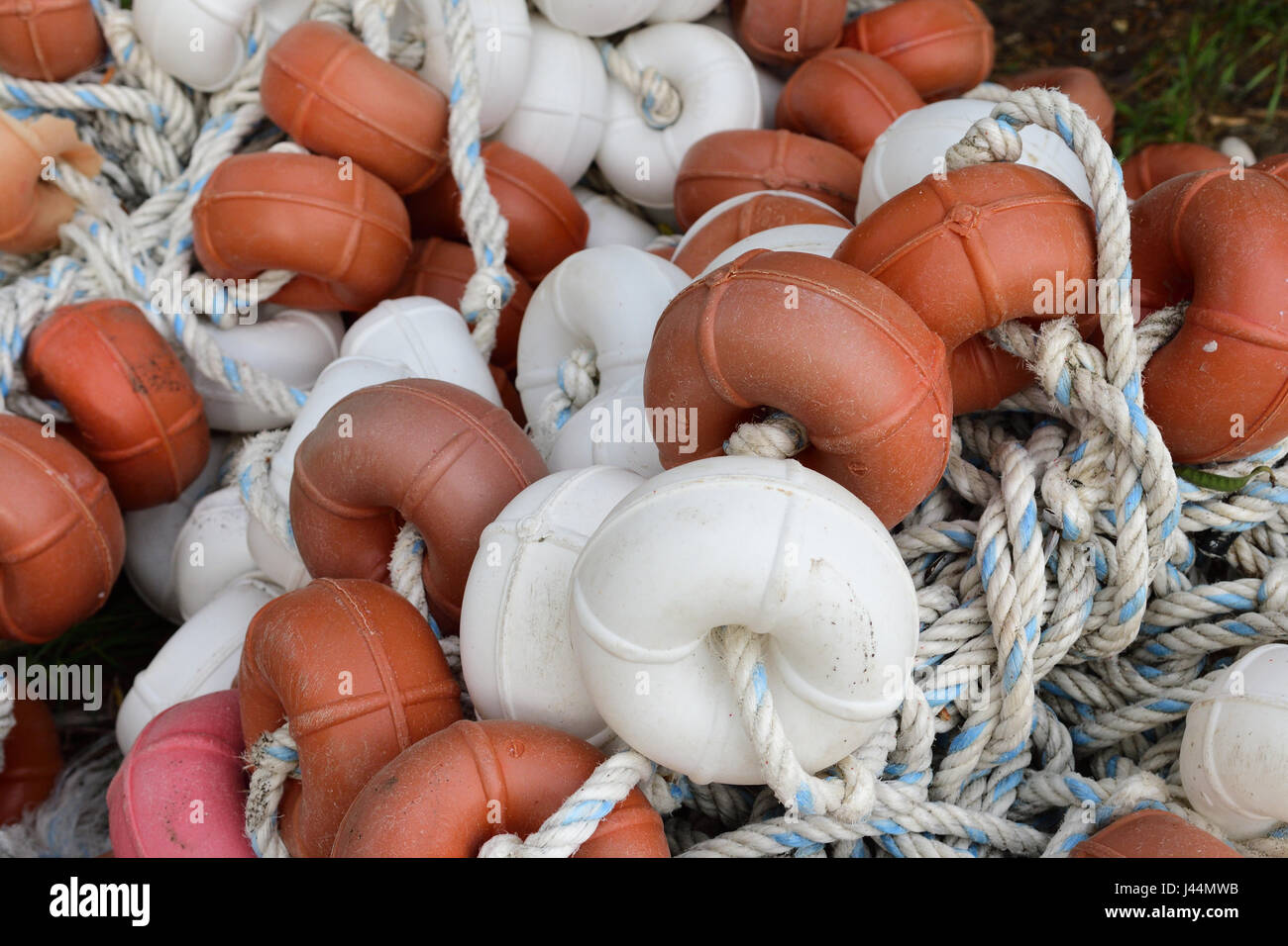 Funi e galleggianti che sono parti di reti da pesca Foto Stock