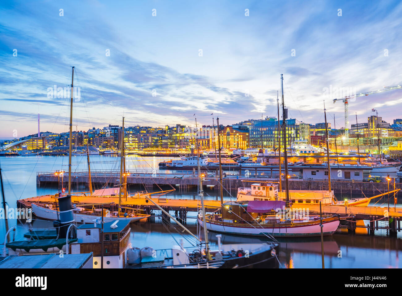 La città di Oslo, Oslo porto con barche e yacht al crepuscolo in Norvegia. Foto Stock