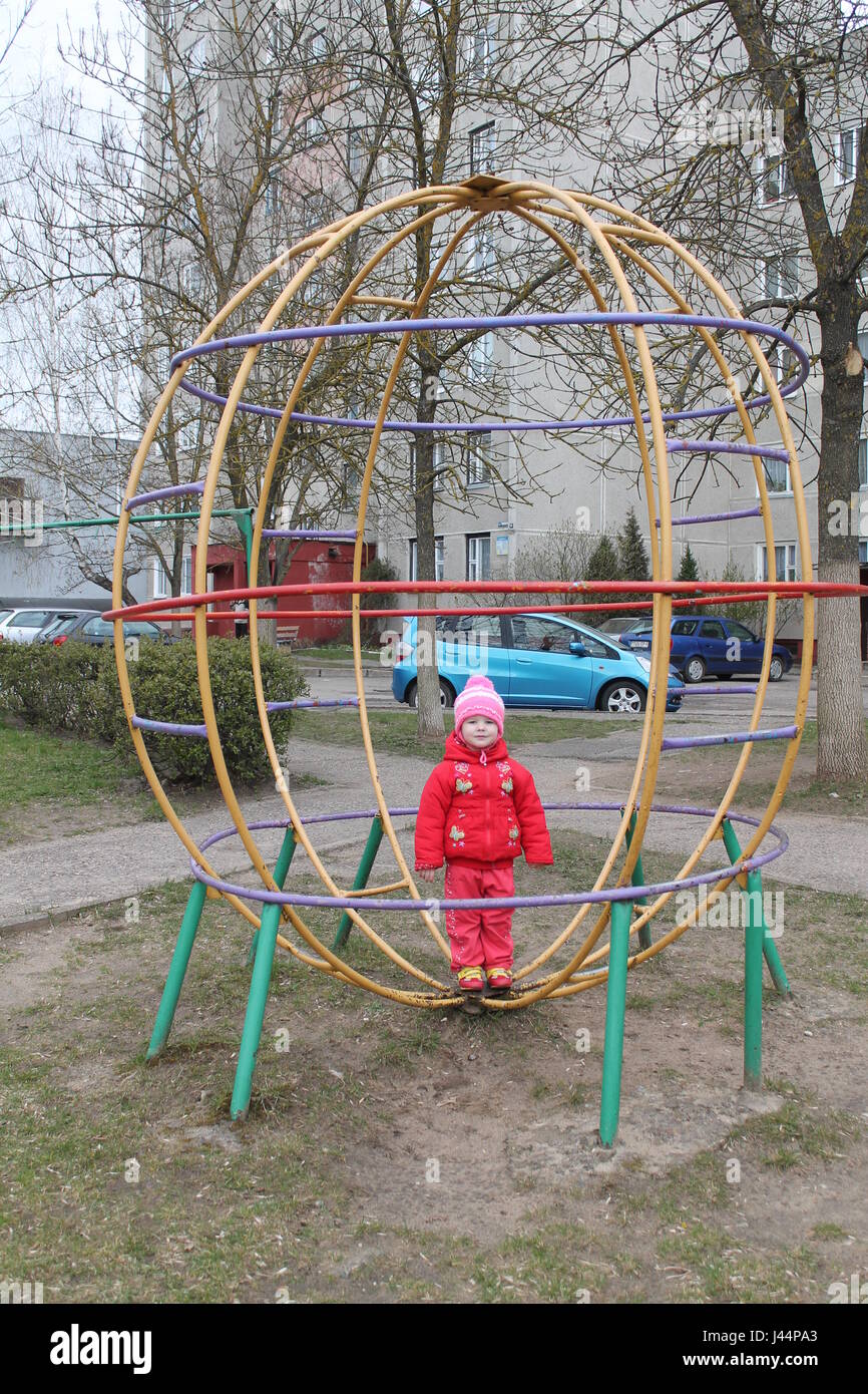 Bellissima bambina giocare nel parco giochi nella giornata di primavera Foto Stock