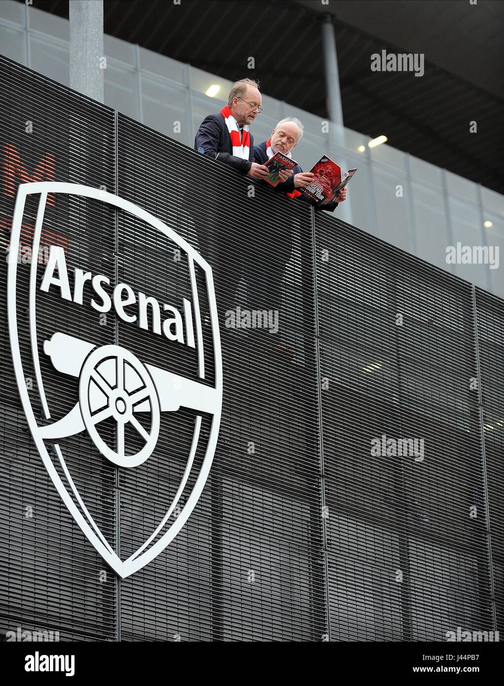 Due i tifosi dell'ARSENAL LA LETTURA VI ARSENAL V CHELSEA Emirates Stadium Londra Inghilterra 24 Gennaio 2016 Foto Stock