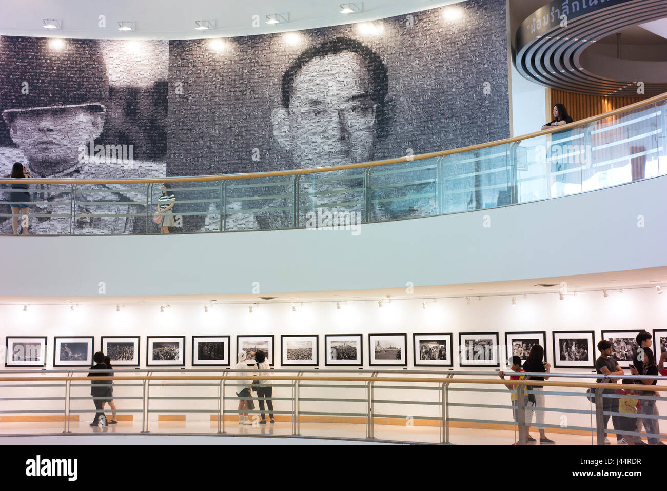 Visitatori visualizza le foto e dal compianto Re Bhumibol Adulyadej di Tailandia a Bangkok di centro di arte e cultura. Foto Stock