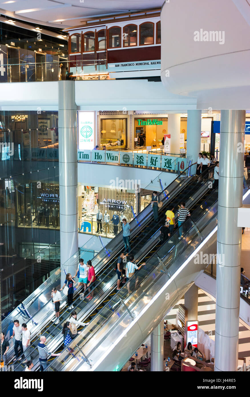 Scale mobili, persone e negozi in Siam Centre, un grande centro commerciale per lo shopping a Bangkok. Foto Stock