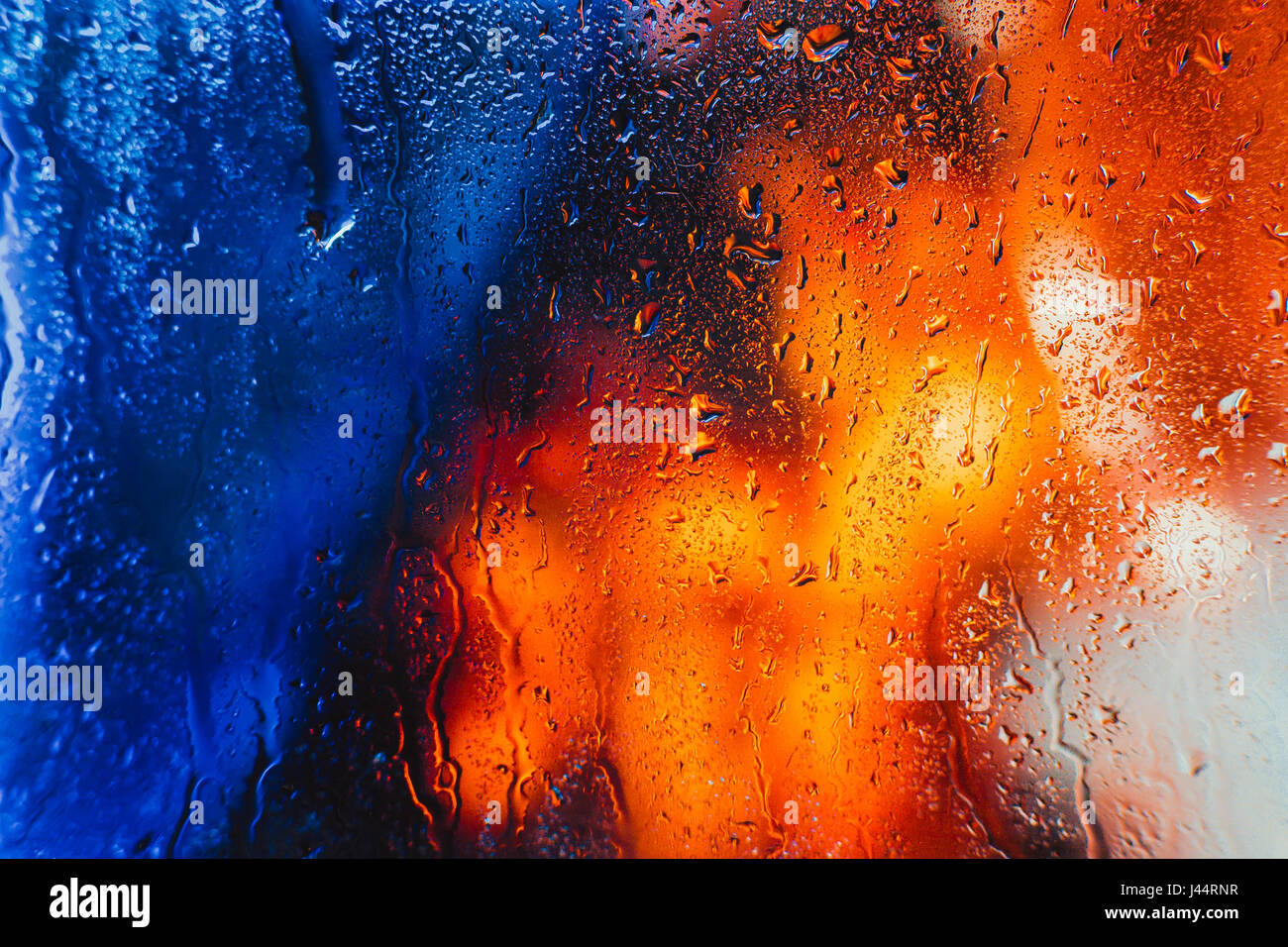 Gocce di pioggia sulla finestra della vettura di sera Foto Stock