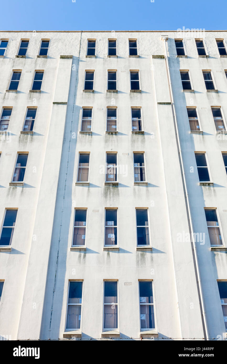 Stile anni trenta magazzino alto edificio con molte finestre, Nottingham, Inghilterra, Regno Unito. Originariamente utilizzato da John Player e figli Foto Stock
