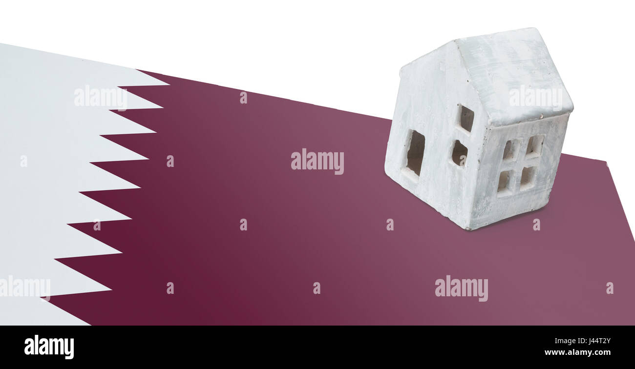 Piccola casa su una bandiera - vivere o la migrazione di Qatar Foto Stock