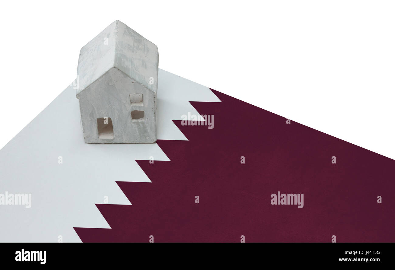 Piccola casa su una bandiera - vivere o la migrazione di Qatar Foto Stock
