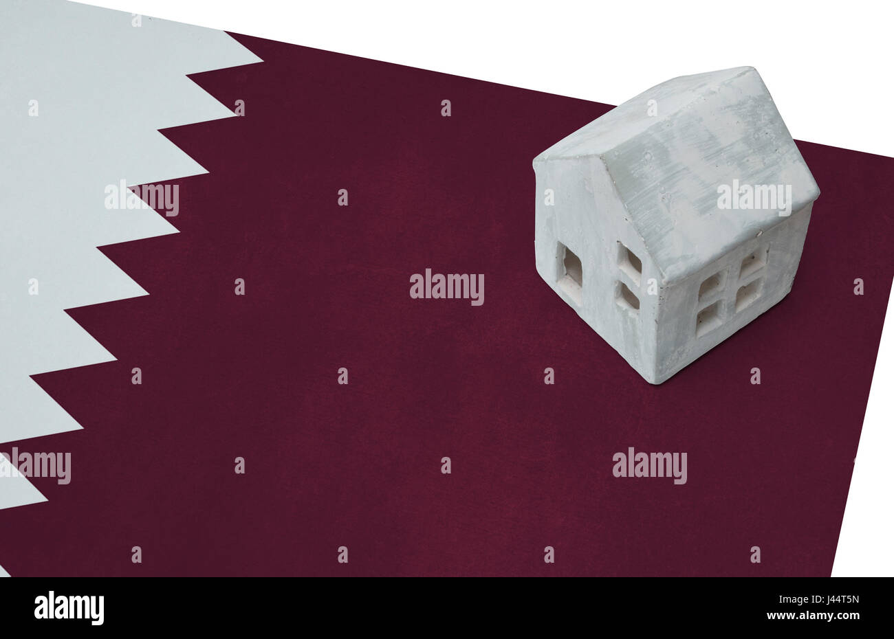 Piccola casa su una bandiera - vivere o la migrazione di Qatar Foto Stock