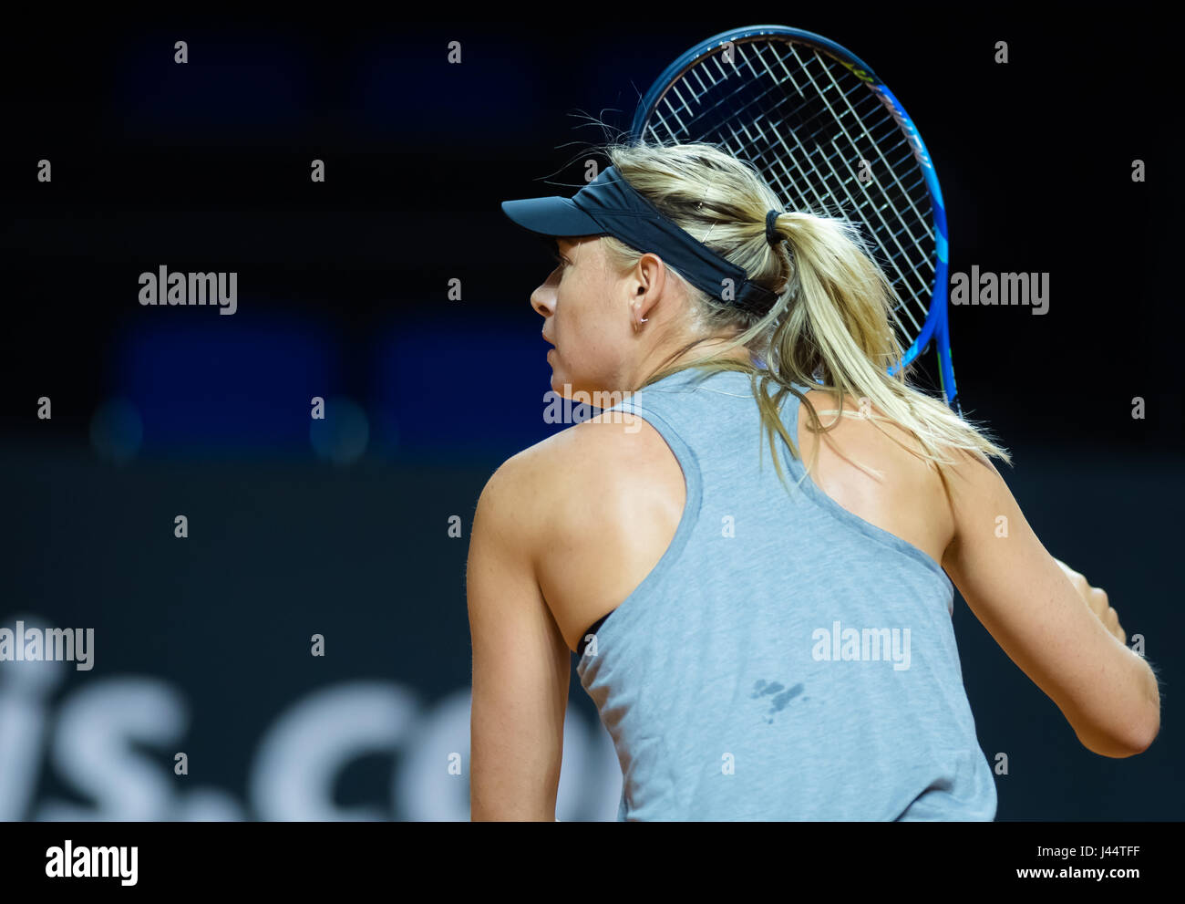 STUTTGART, Germania - 26 aprile : Maria Sharapova pratiche al 2017 Porsche Tennis Grand Prix WTA torneo Premier Foto Stock