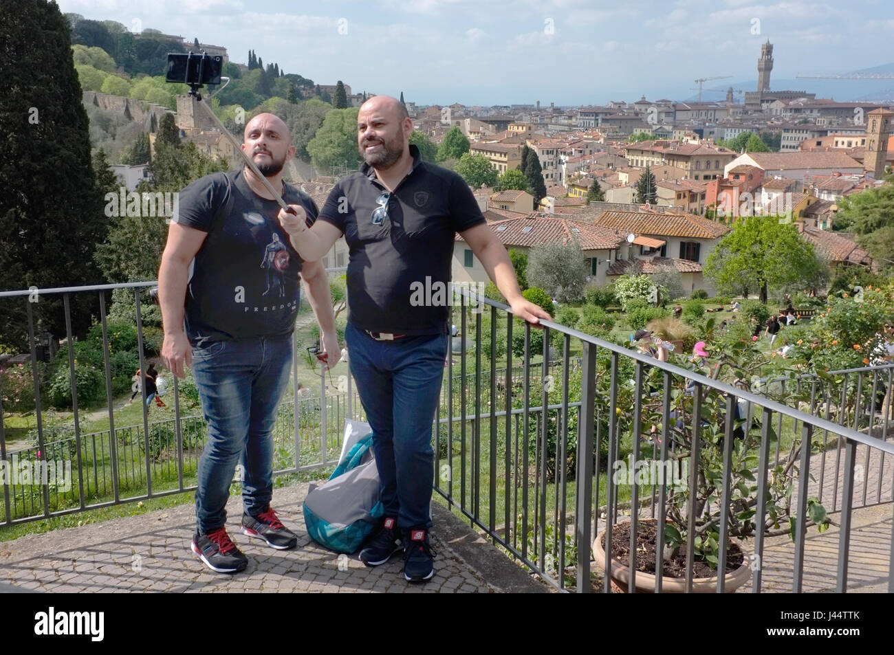 Due uomini gay prendere un selfie in Firenze. Foto Stock