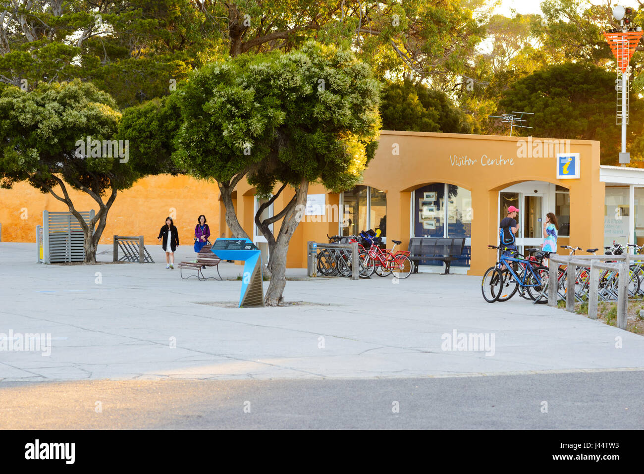 L'Isola di Rottnest, Australia - Febbraio 05, 2016 L'Isola di Rottnest in serata sun. I visitatori con le loro biciclette di fronte al centro visitatori. Foto Stock