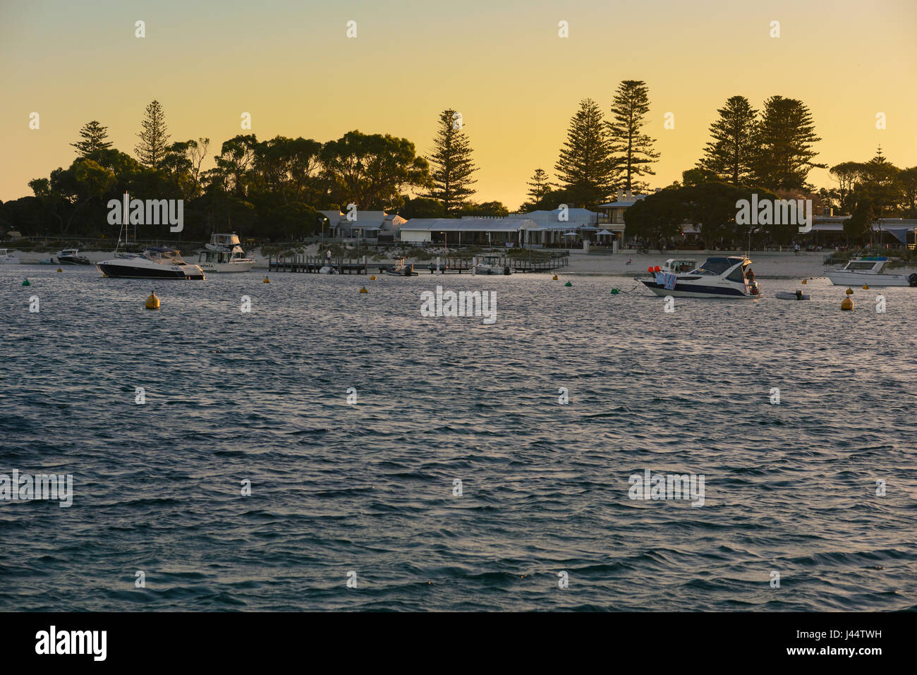 L'Isola di Rottnest, Australia - Febbraio 05, 2016 L'Isola di Rottnest, Strand und Anlegestelle auf Rottnest Island. Urlauber am Strand, Boote im Wasser, West Foto Stock