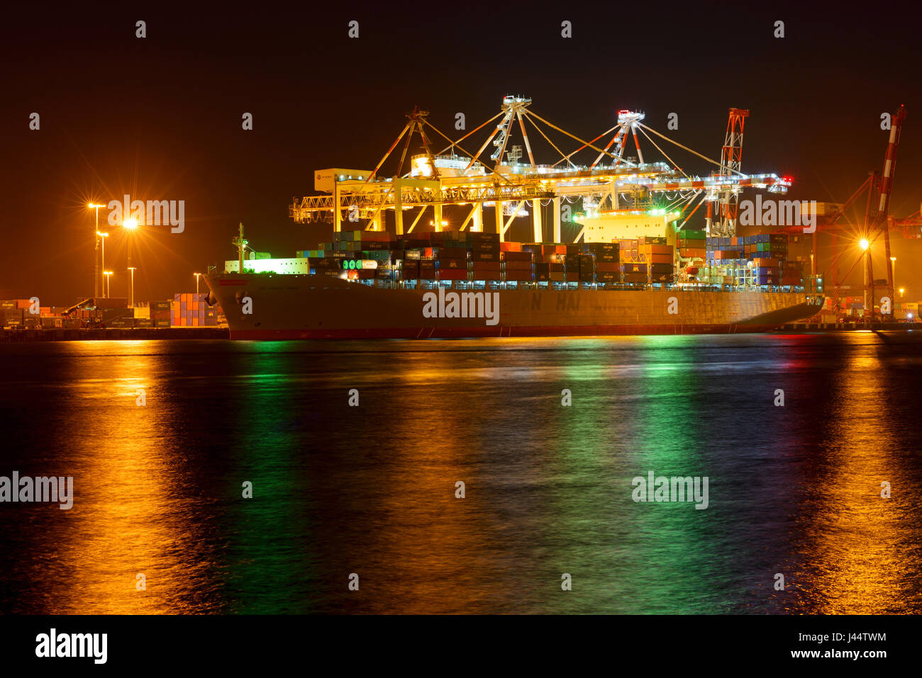 FREMANTLE, Australia - Febbraio 05, 2016 contenitore grande nave - Los Angeles Trader - nave da carico nel porto di Fremantle di notte, il porto di Perth Foto Stock