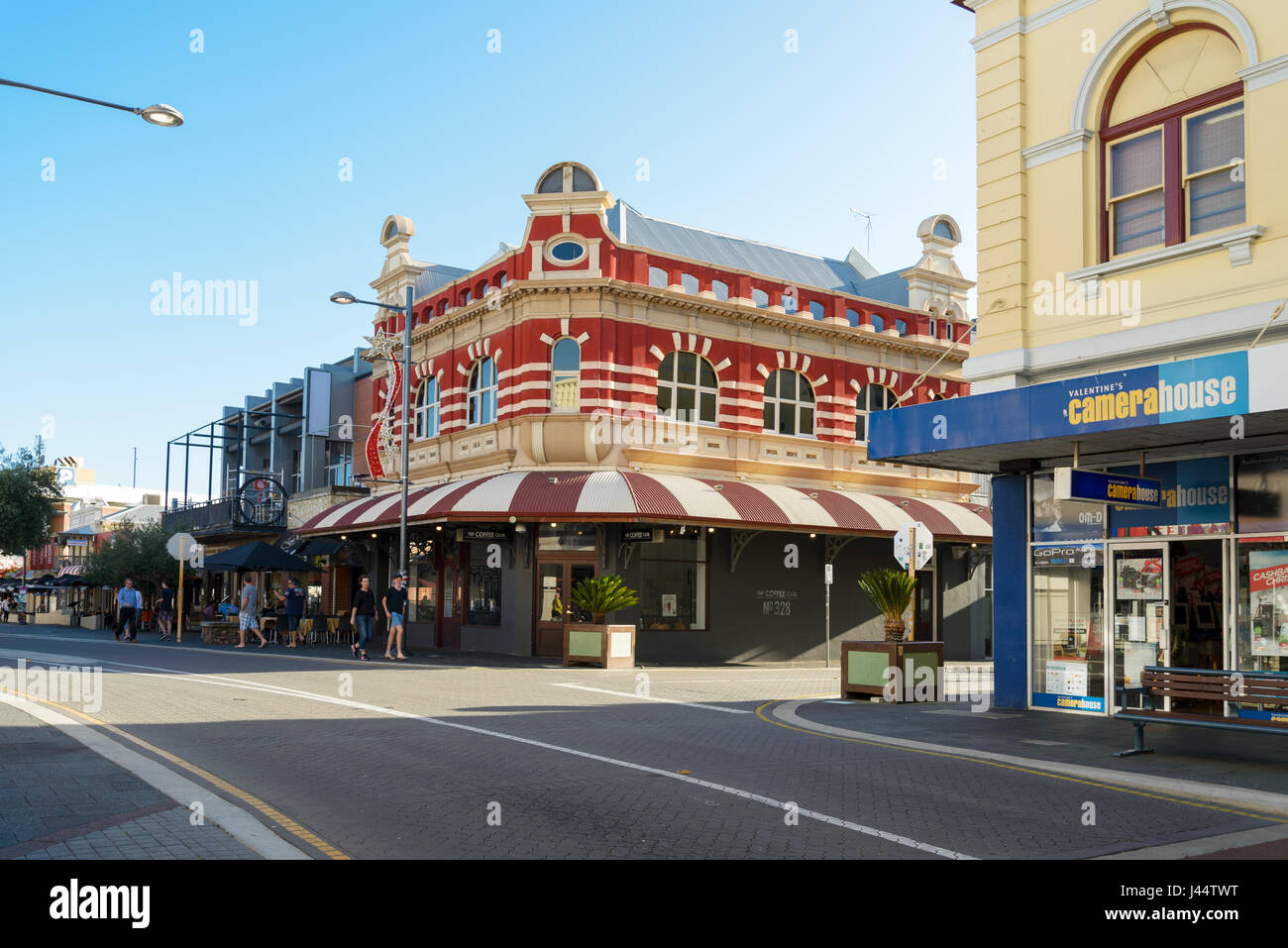 FREMANTLE, Australia - 10 dicembre 2015 Fremantle. I turisti nella parte anteriore del coffee club nel Market St, San Valentino Casa della fotocamera in Fremantle,Perth Foto Stock