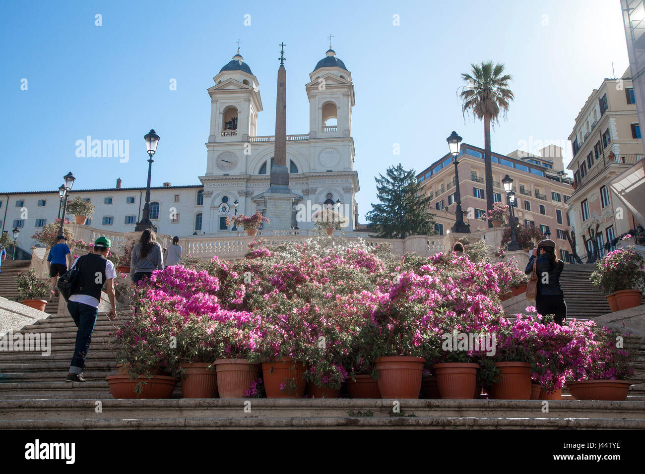 Turisti visitano la scalinata di Piazza di Spagna nel centro cittadino di Roma, Italia Foto Stock